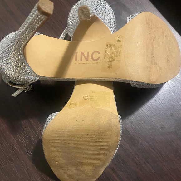 Inc brand - Silver shoes 4 inches great quality size 81/2 - Picture 3 of 4